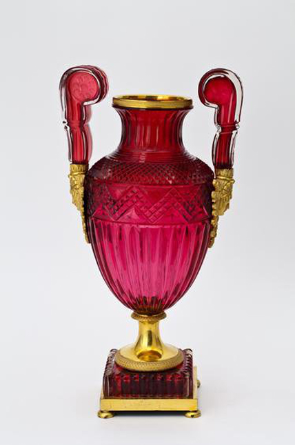 Клык медведя со свелиной и орнаментированный нарезками, расположенными ёлочкой. lll тыс. до н.э.